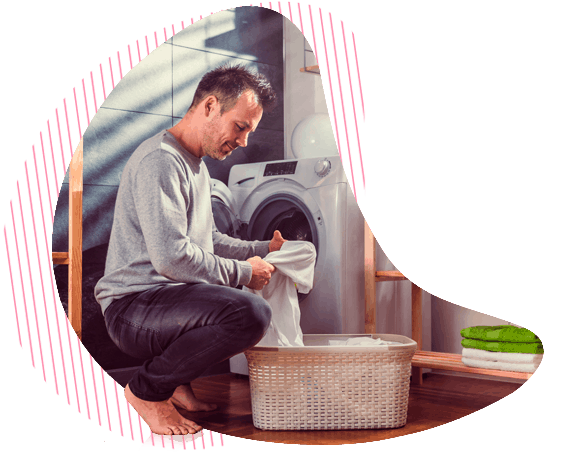 montaje-imagen-hombre-lavando-la-ropa-ozono