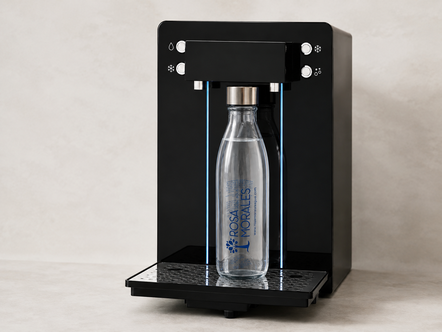Fuente de agua de ósmosis para hostelería embotellando agua en vidrio con la marca del negocio — Rosa Morales Pura Agua